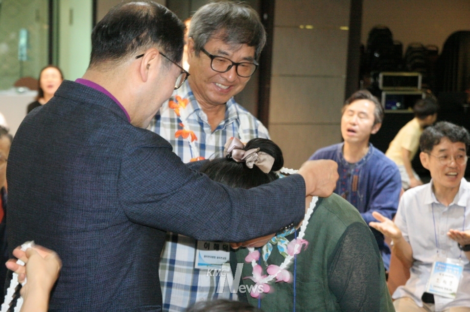 한종우 감독이 참석한 중앙연회 소속 선교사들에게 직접 환영의 꽃 목걸이를 걸어주는 모습